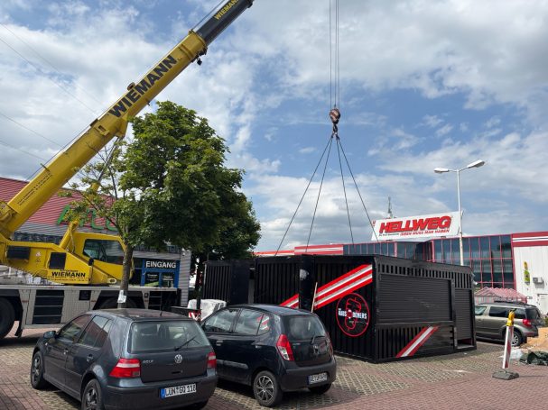 Aufbau mit Mobilkran Schwertransport mit Kran bei Containeraufbau