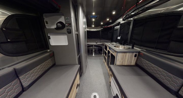 Mobiler Technik-Trailer mit modularer Innenausstattung – Industrie-Design für Events, Einsätze oder Spezialfahrzeuge
