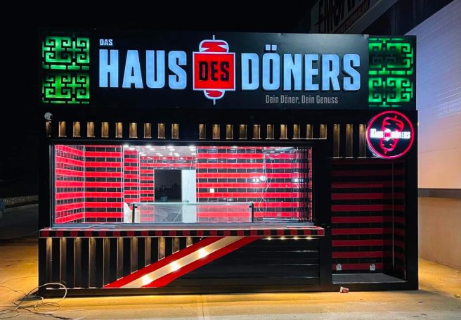 Nachtdesign mit Beleuchtung Haus des Döners bei Nacht mit LED