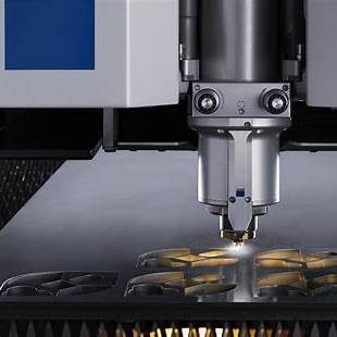 CNC-Laserschneidmaschine beim präzisen Zuschnitt von Metallteilen – moderne Fertigungstechnik für Maschinenbau und Metallverarbeitung