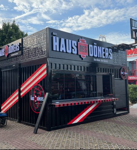 Werbewirksamer Markenauftritt Haus des Döners mit LED-Branding