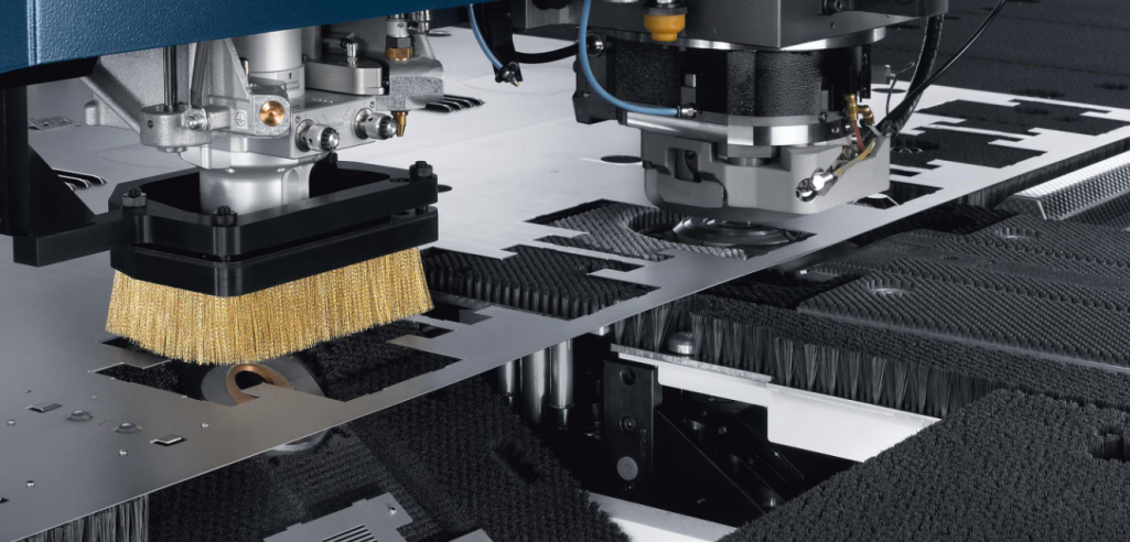 CNC-Bearbeitungszentrum mit Bürstenmodul für präzise Metallverarbeitung im Sonderbau