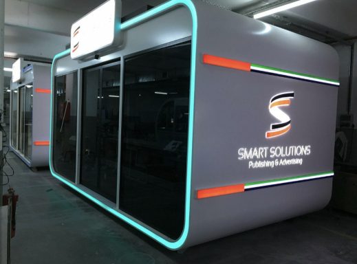Neonbeleuchteter Showroom-Container
