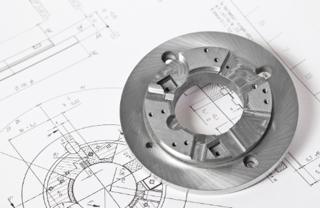Gefrästes Präzisionsbauteil aus Aluminium mit technischer Zeichnung – CAD-basierte Fertigung