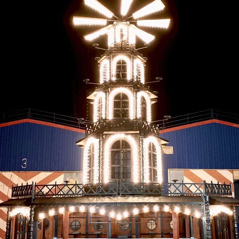 Weiße, modern designte LED-Pyramide auf Veranstaltungsplattform mit Rundum-Bühne