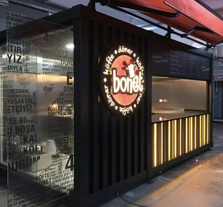Mobiler Gastronomiecontainer von Bonet – Verkaufsstand mit Markenlogo, Rückwandverglasung und LED-Beleuchtung für Streetfood und Events