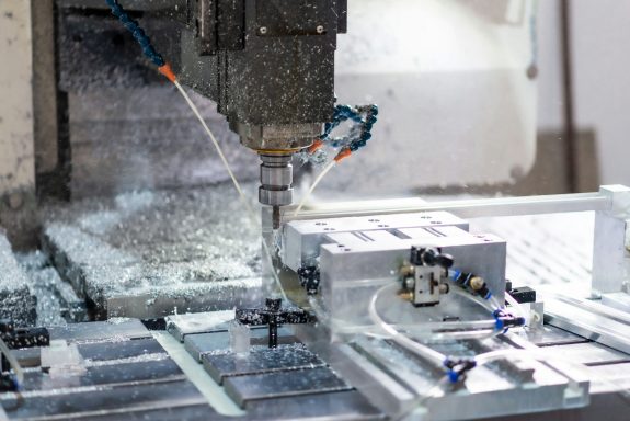 CNC-Fräse mit Kühlmittelschmierung bei der Bearbeitung von Aluminium – Präzision in der Metallverarbeitung