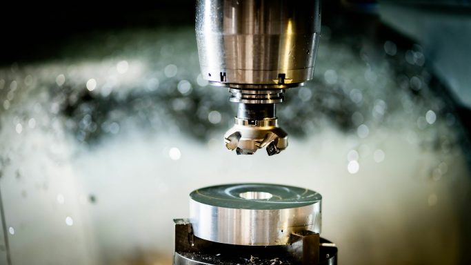 Hochgeschwindigkeitsfräsen auf Werkstück – moderne CNC-Technologie für komplexe Bauteile