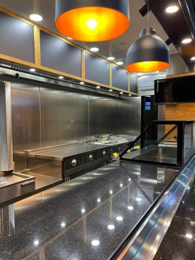 Edelstahl-Innenraum eines Foodtrucks